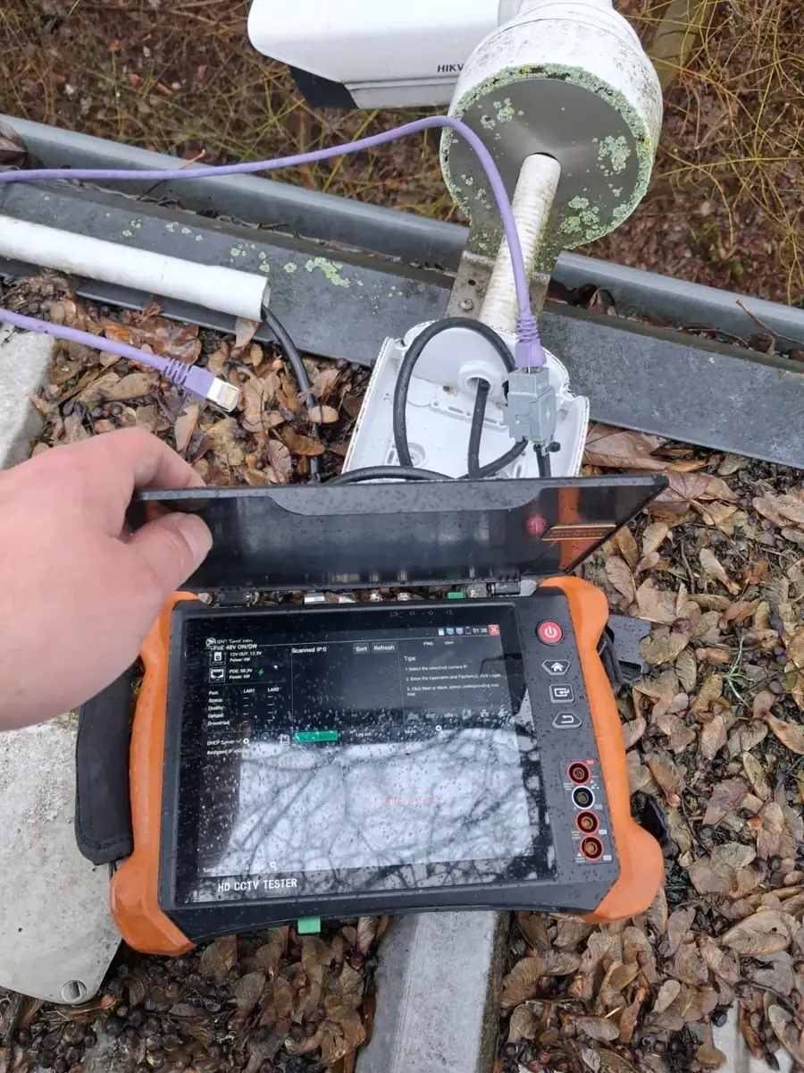 Cat-Verlegekabel mit Keystone-Modul am Kamerafuß, geprüft mit CCTV-Tester an einer Hikvision-Außenkamera