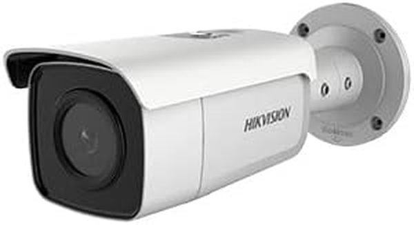 Reolink vs Hikvision Vergleich 2026 – Hikvision DS-2CD2T86G2-4I AcuSense 8 MP Bullet-Kamera und Reolink OMVI 3i PoE Triple-Lens Außenkamera nebeneinander im direkten Praxisvergleich