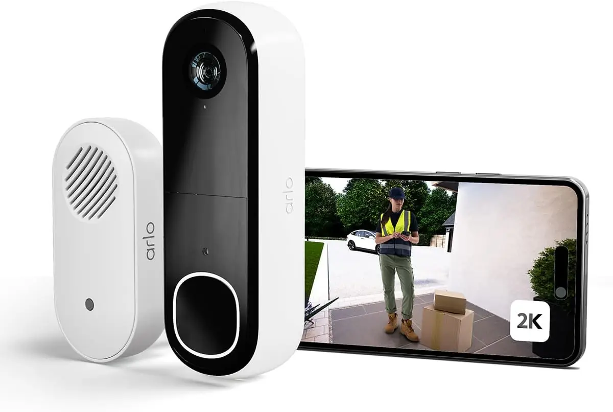 Arlo Video Doorbell 2K mit kabellosem Türgong und Smartphone Ansicht in 2K – DHL Bote an der Haustür