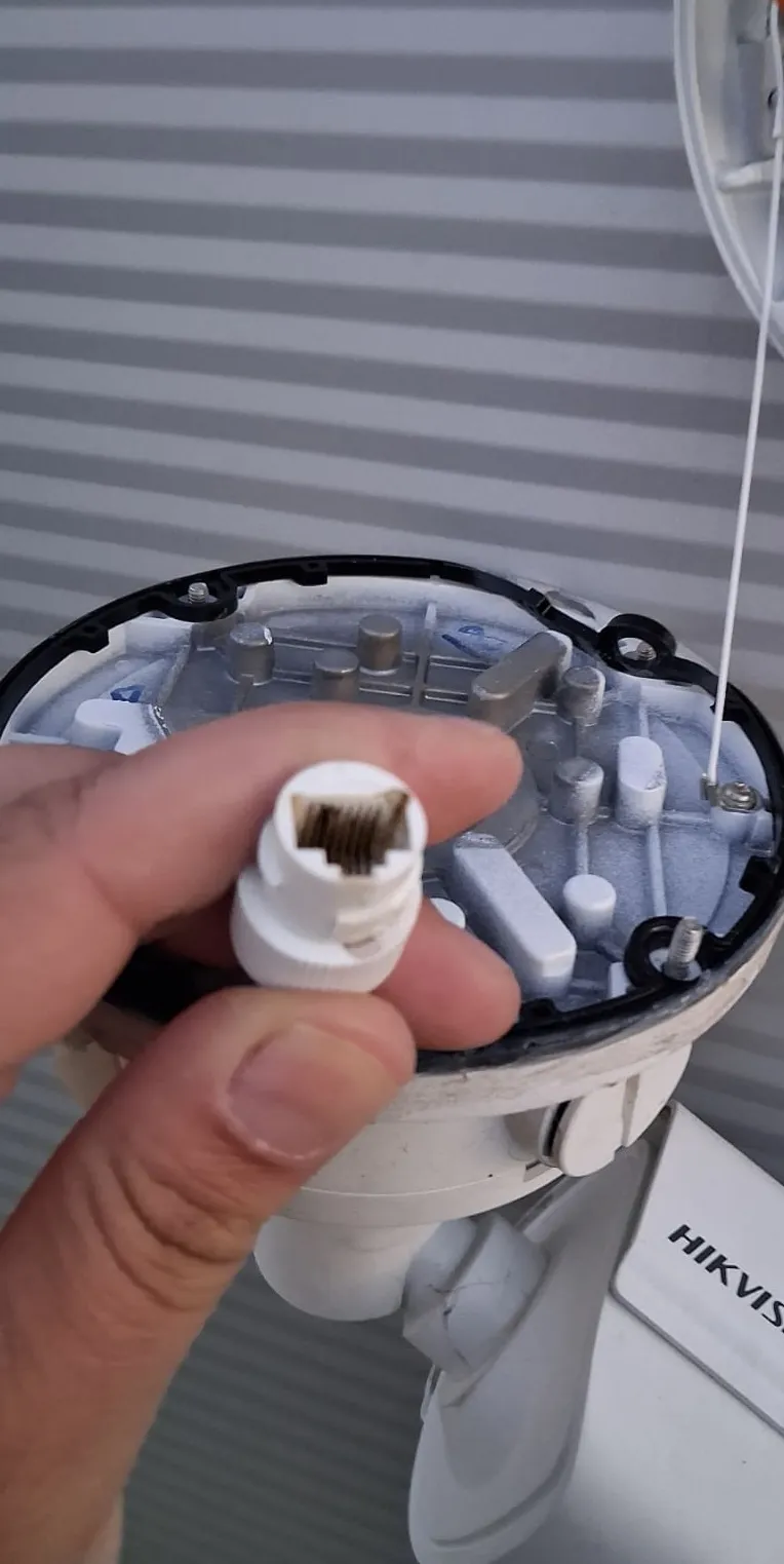 Korrodierter RJ45-Anschluss als Ursache für Verbindungsprobleme einer Außenkamera