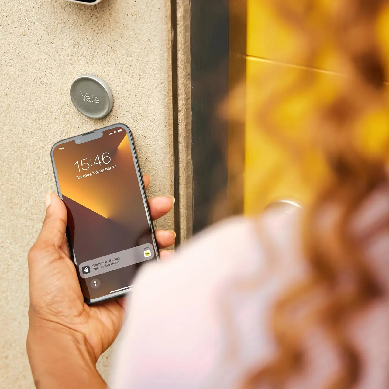 Yale Dot NFC Tag neben der Haustür, Handy tippt an und öffnet über die Yale Home App