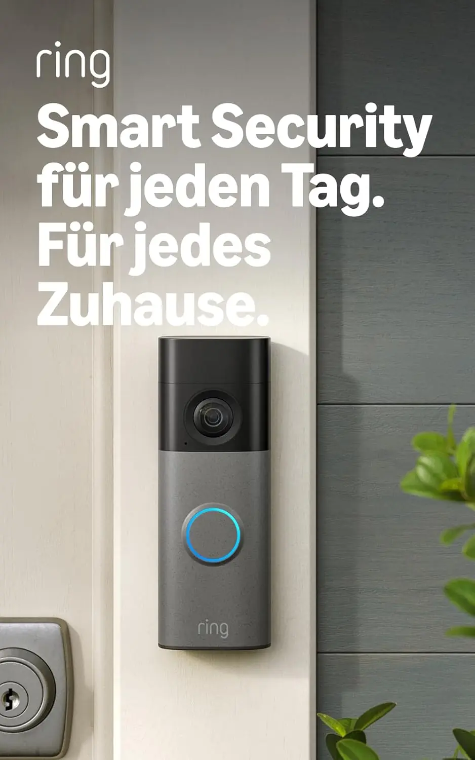 Ring Battery Video Doorbell Plus an heller Hauswand montiert – kabellose Video-Türklingel mit blauem LED-Ring und Amazon Alexa Integration