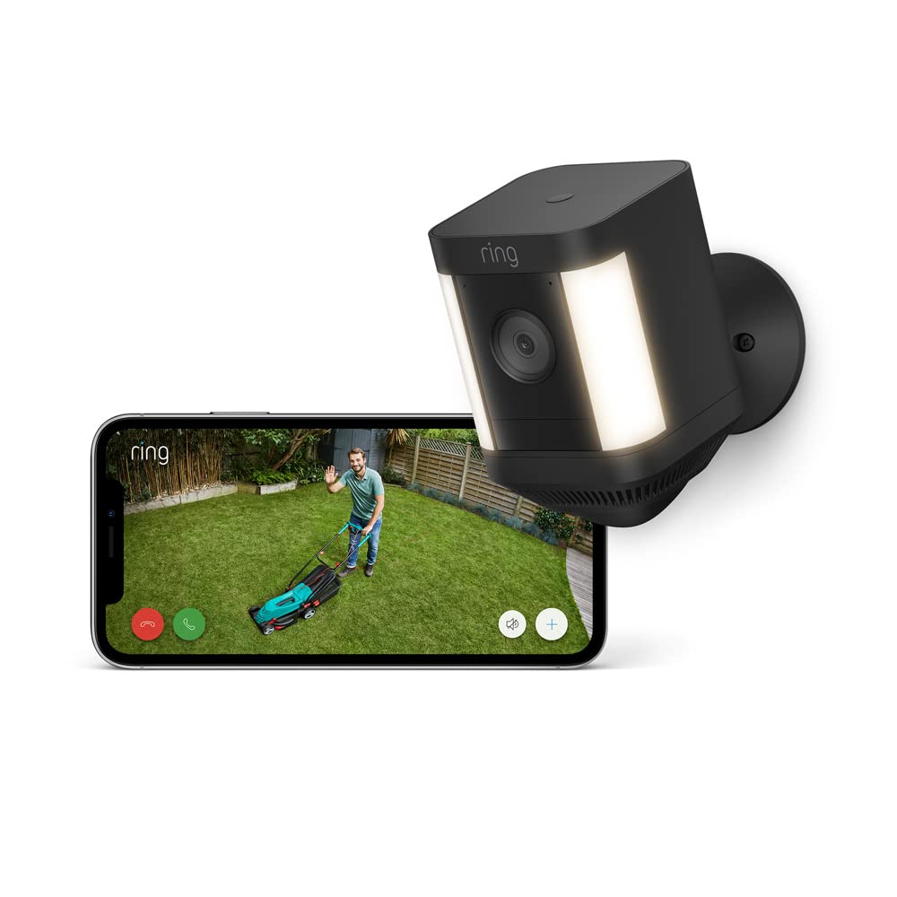 Ring Spotlight Cam Plus mit Zwei-Wege-Audio – Live-Ansicht auf dem Smartphone eines Mannes im Garten mit Rasenmäher