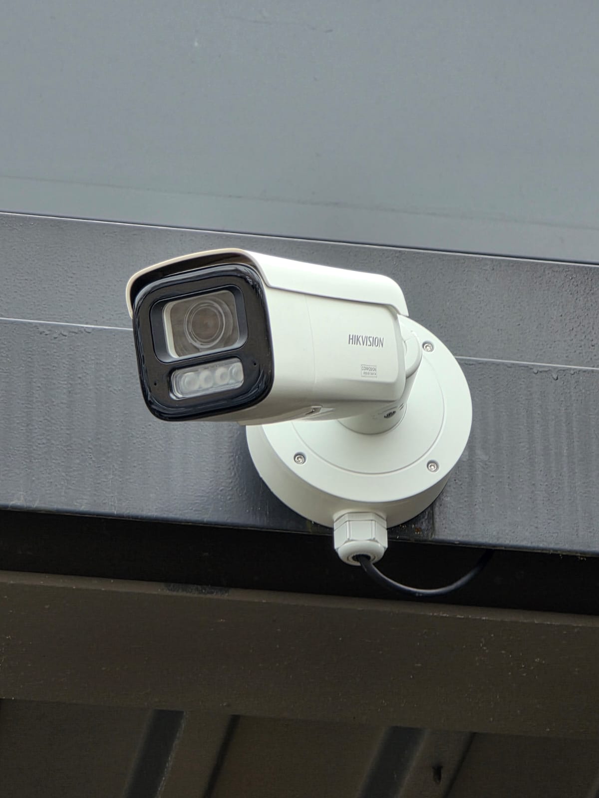 Hikvision ColorVu Bullet Überwachungskamera am Eingang eines Privathauses in Deutschland 2026