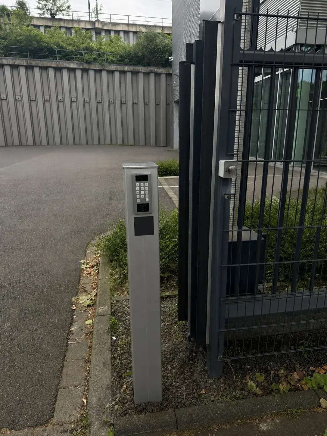 Videosprechanlage mit Kamera und Codetastatur als Standsäule am Firmentor – professionelle Zutrittslösung
