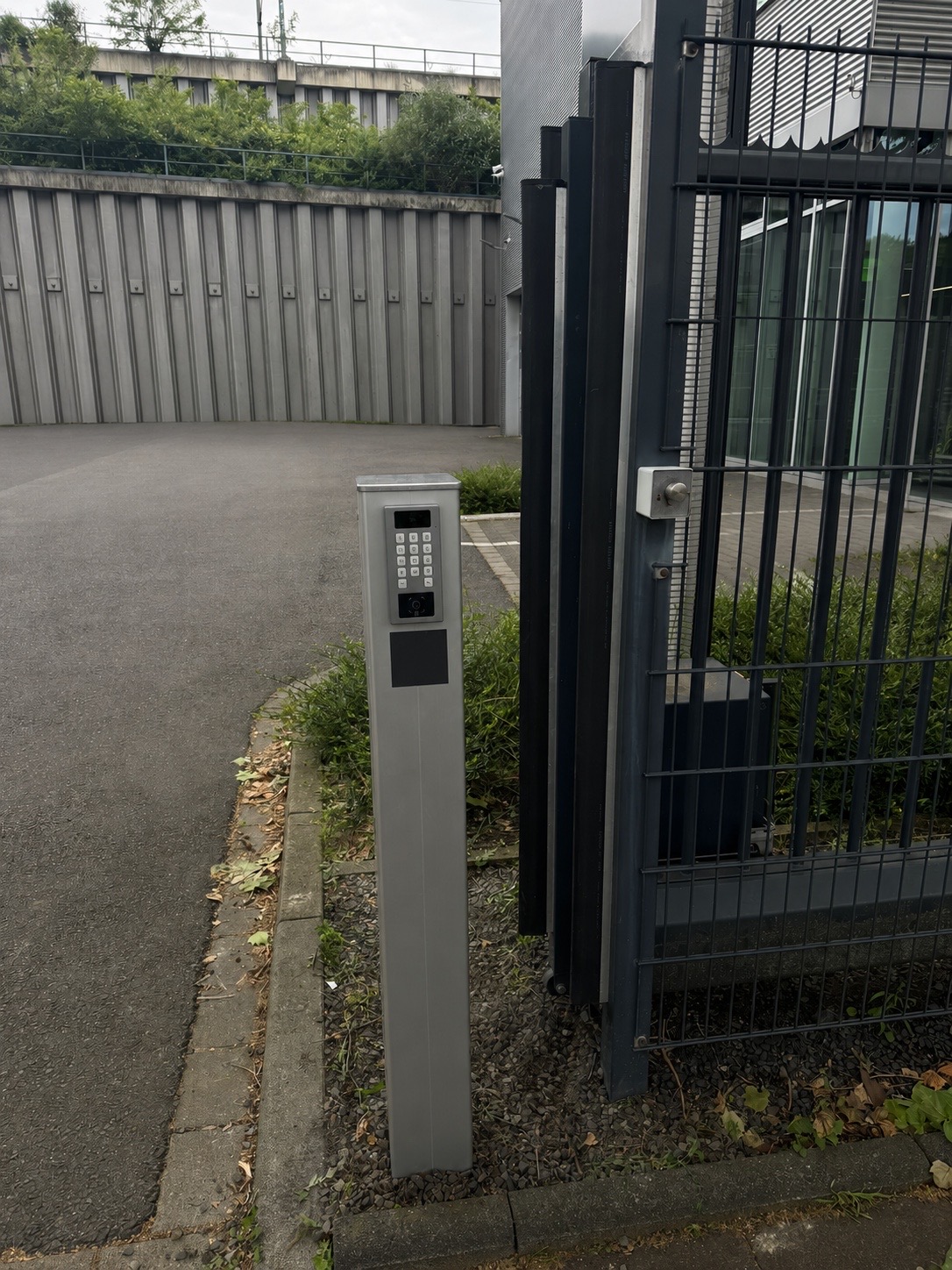 Videosprechanlage mit Kamera und Codetastatur als Standsäule am Firmentor – professionelle Zutrittslösung
