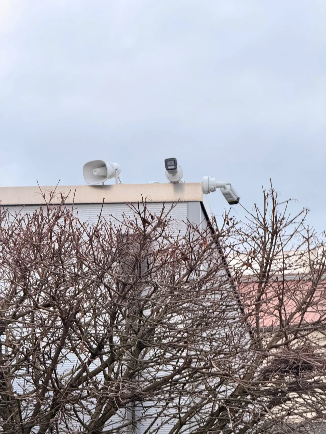 Hikvision ColorVu Bullet-Kamera mit Lautsprecher und Strobe-Light auf Firmendach – Eigene Installation OBJEXA SECURE
