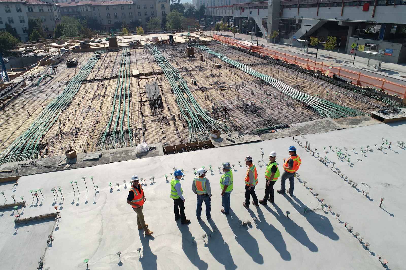Baustelle mit Kran und Bauzaun – mobile Baustellenüberwachung mit Kamera und NSL-Aufschaltung schützt vor Diebstahl und Vandalismus