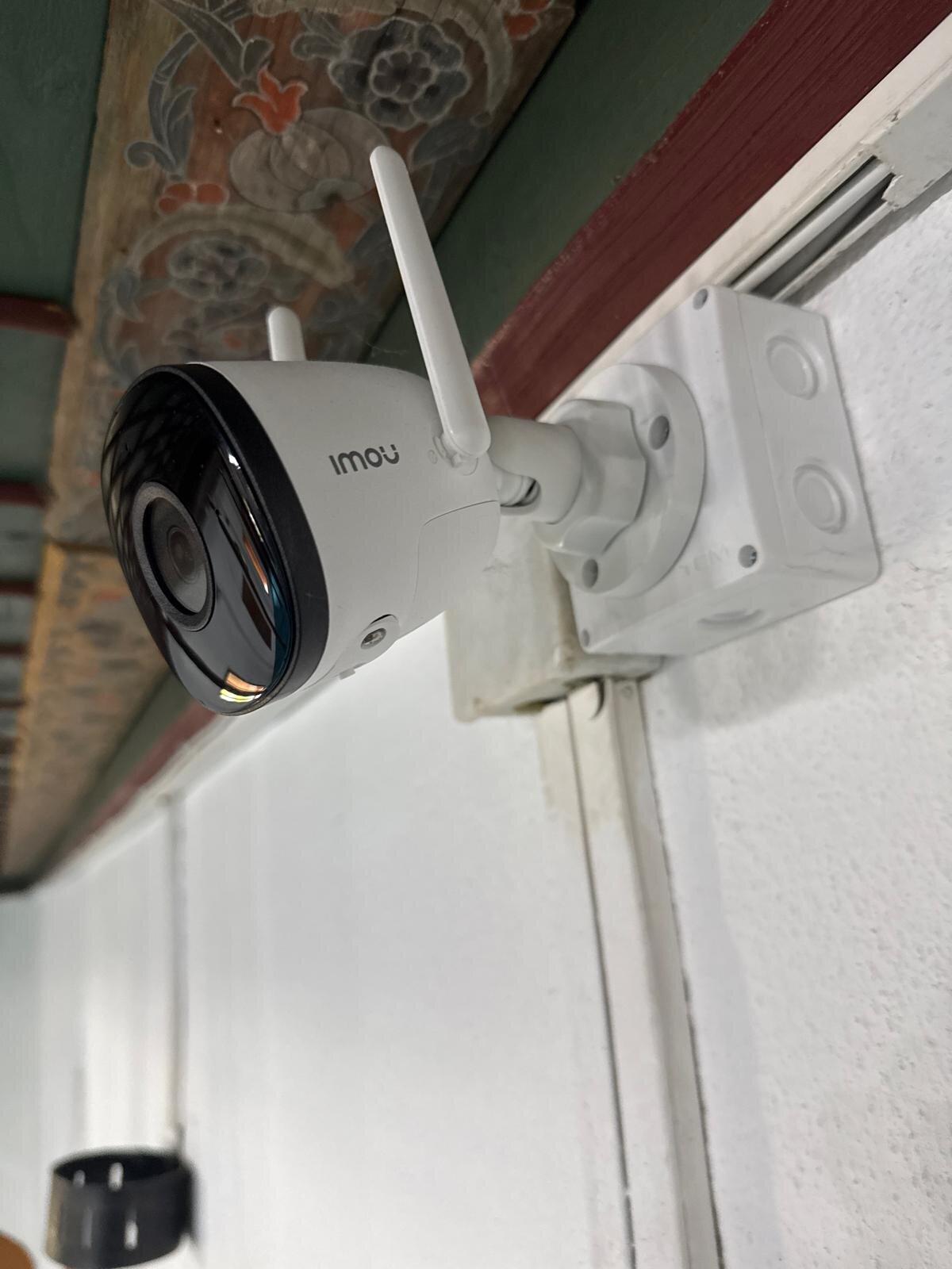 WLAN-Außenkamera Imou mit Antennen an Hauswand neben Abzweigdose – WLAN-Kamera vs IP-Kamera Vergleich