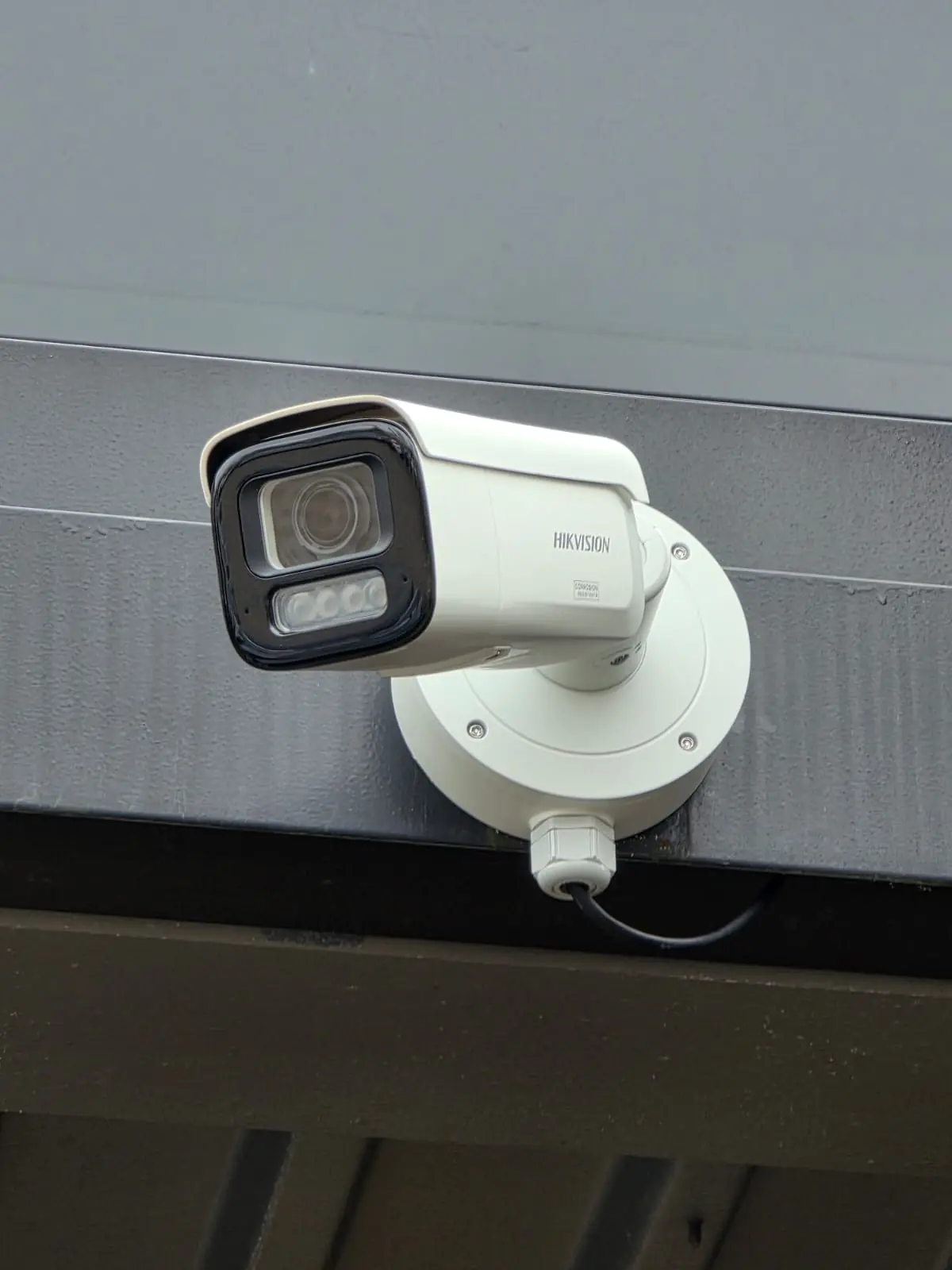 Hikvision ColorVu Bullet Überwachungskamera am Eingang eines Privathauses in Deutschland 2026
