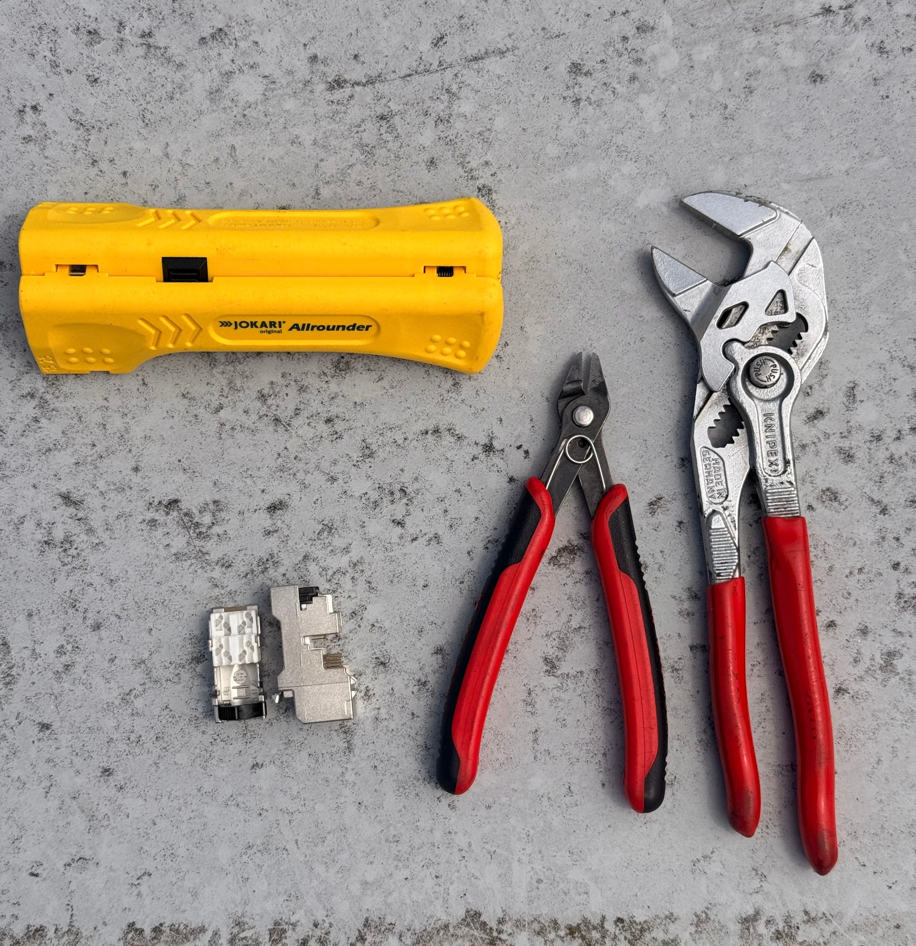 RJ45 Keystone Jack Werkzeuge: Jokari Allrounder Abisolierer, Knipex Seitenschneider, Knipex Zangenschlüssel und Cat6a AMJ Netzwerkmodul