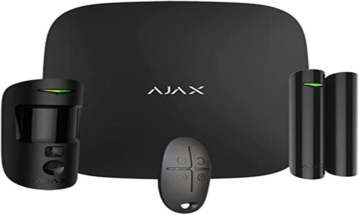 Ajax Hub 2 und MotionProtect Bewegungsmelder professionell an einer Wand in einem deutschen Wohnhaus montiert