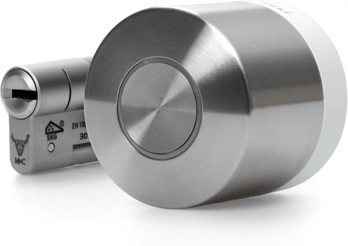 Nuki Smart Lock Pro mit integriertem WLAN und Matter auf dem bestehenden Türzylinder montiert