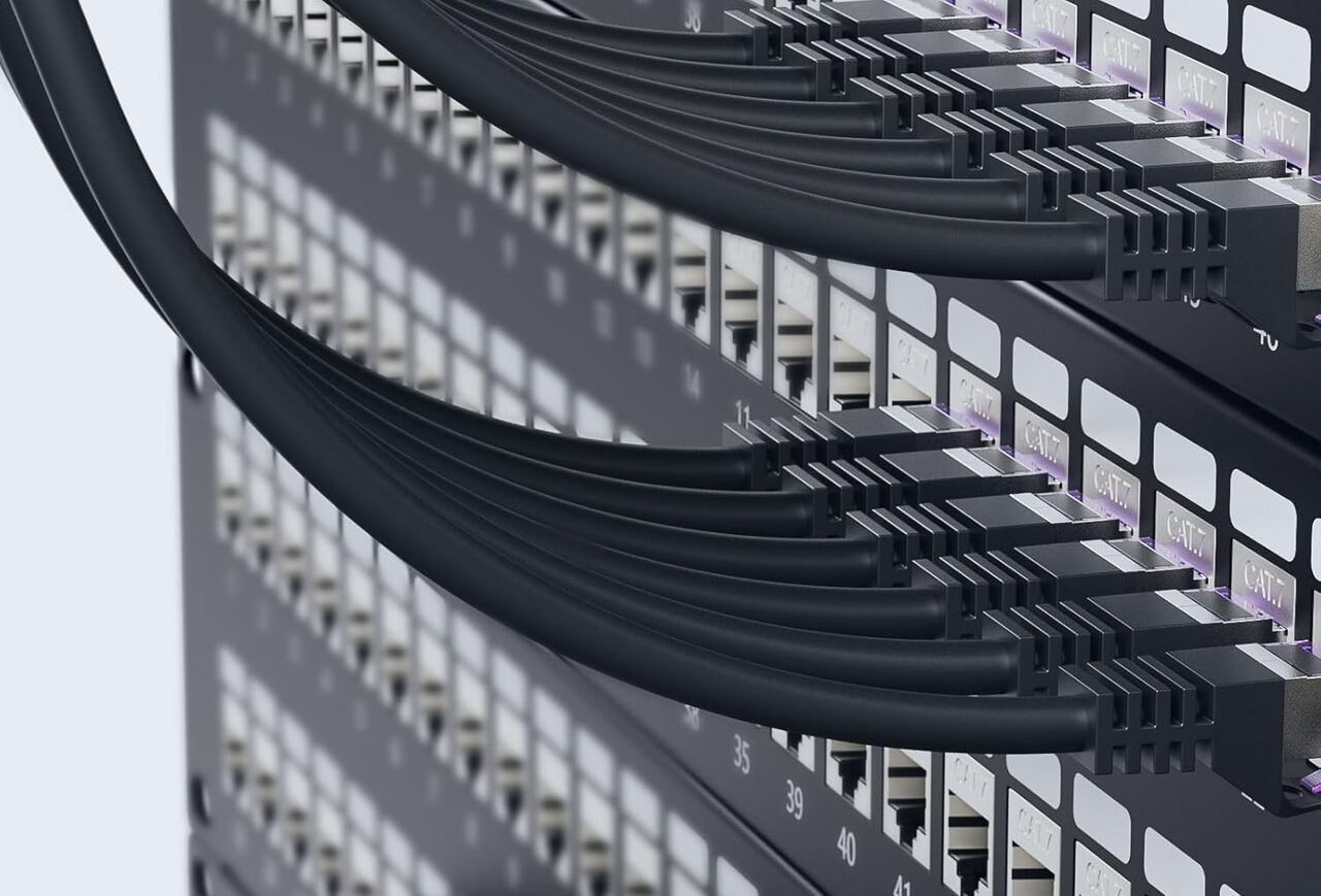 CAT7 Patchkabel an einem Patchpanel im Netzwerkschrank – professionelle Verkabelung für Videoüberwachung