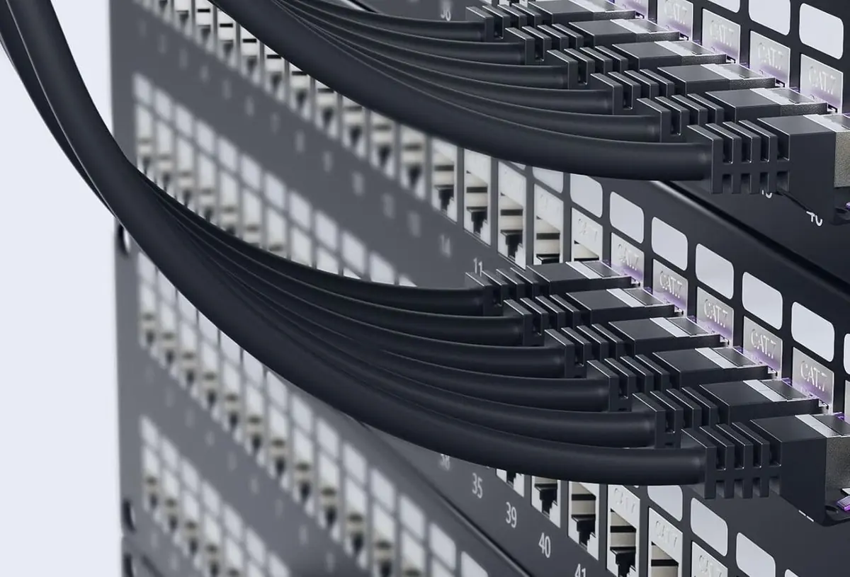 CAT7 Patchkabel an einem Patchpanel im Netzwerkschrank – professionelle Verkabelung für Videoüberwachung
