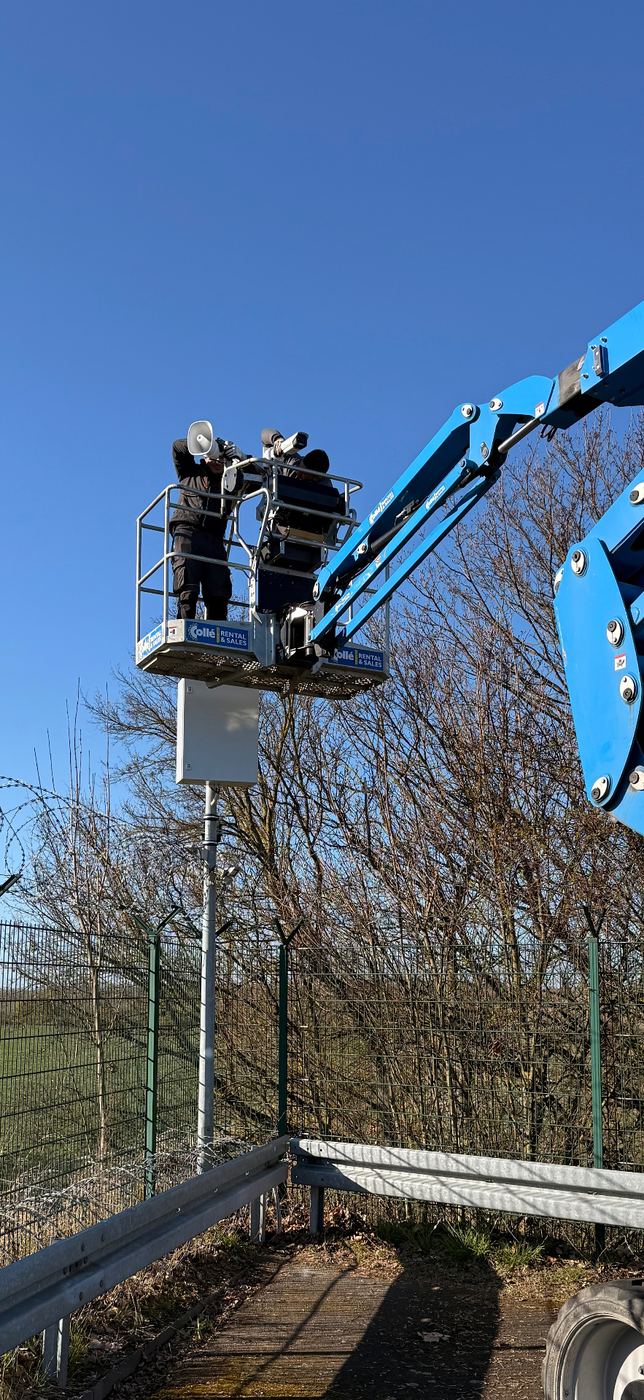 Montage einer professionellen CCTV-Kamera mit Lautsprecher auf einem Perimeter-Mast – Außenabsicherung für Firmen