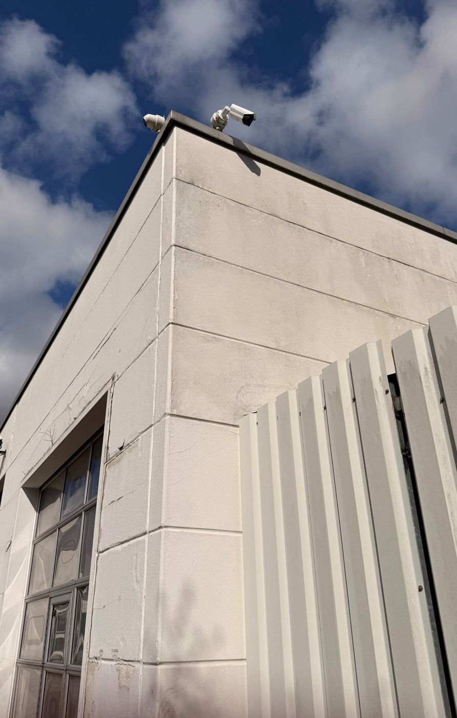 Hikvision ColorVu Bulletkamera und IR-Strahler an der Gebäudeecke eines Gewerbeobjekts