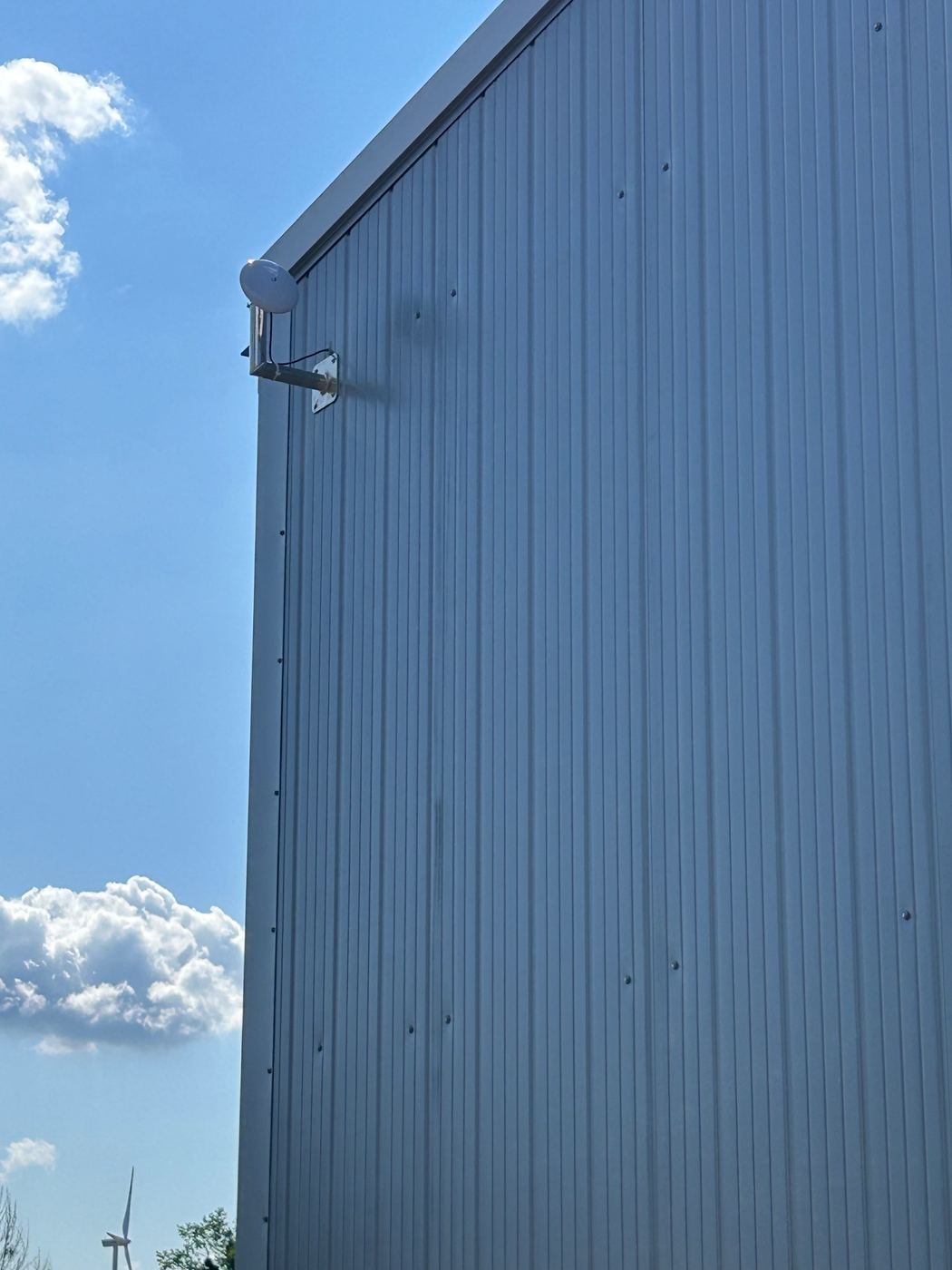 Ubiquiti NanoBeam Antenne an einer Industriefassade montiert mit freier Sichtverbindung