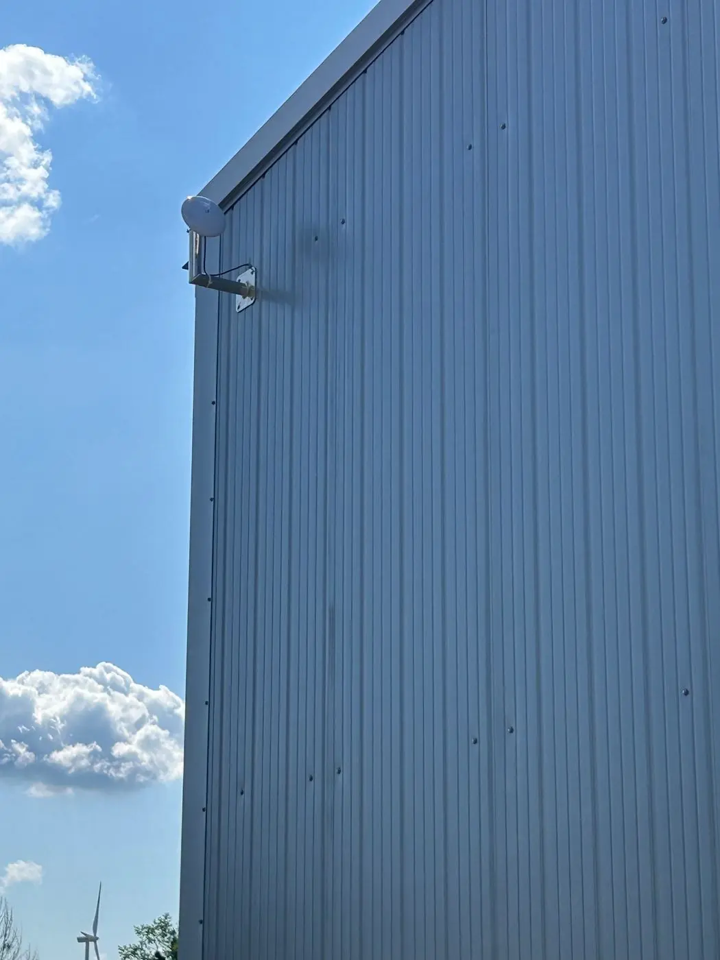 Ubiquiti NanoBeam Antenne an einer Industriefassade montiert mit freier Sichtverbindung