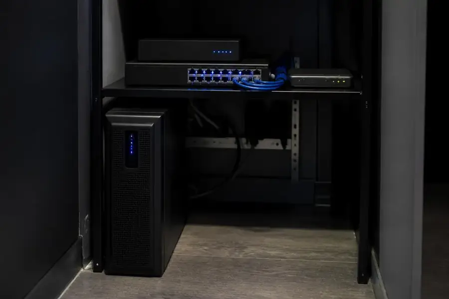 USV im Netzwerkschrank unter NVR, PoE-Switch und Router einer Videoüberwachungsanlage